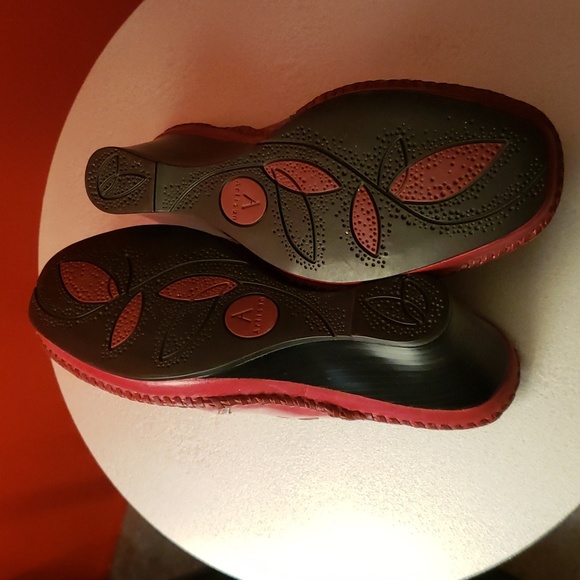 Clark's Artesian Collection Casual Slip on Red Leather Shoe - Picture 3 of 5